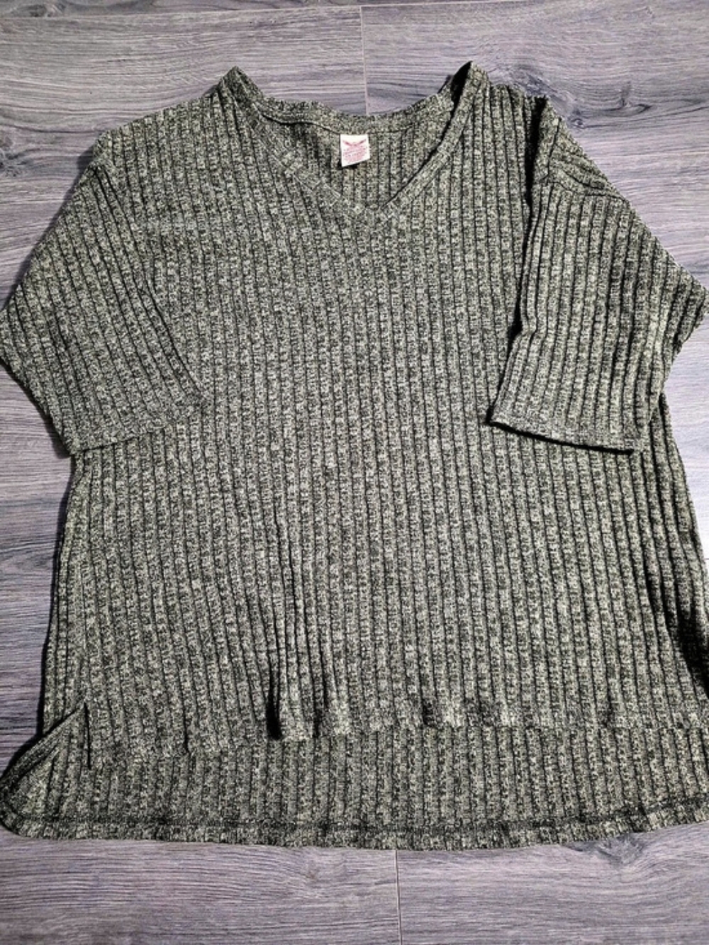 Womens green 3 quarter length sweater. High-low style size 1X.